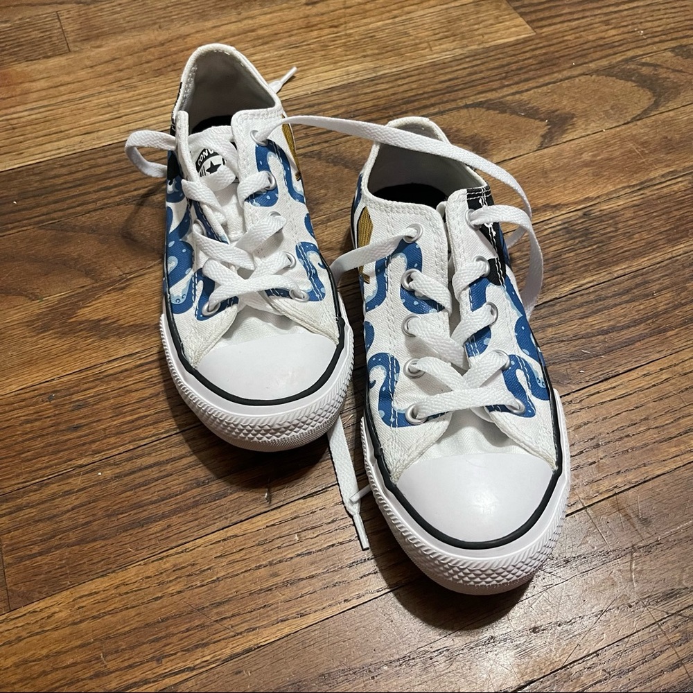 Pretty much new White Converse with Blue Octopus